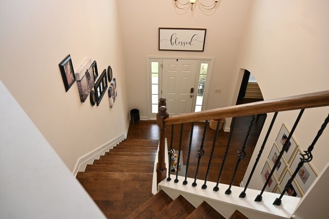 Building Photo - 4 bedroom 2.5 bath