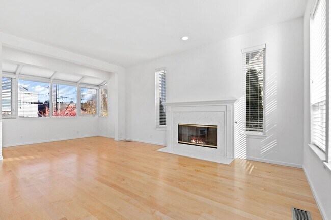 Building Photo - 3Bd/3Ba Seattle Townhome