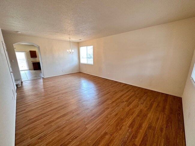 Building Photo - Stunning 2 story 2575 sq ft home- New Carpet