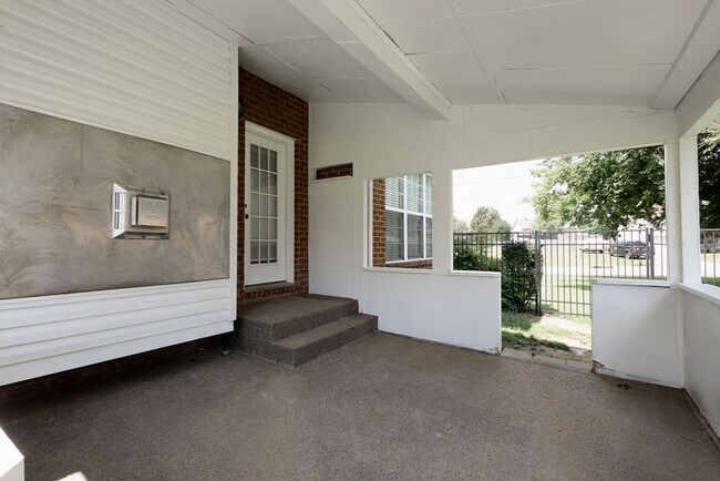 Building Photo - 100 Strathmore Ct
