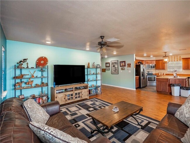 Building Photo - 691 Tamarack Dr