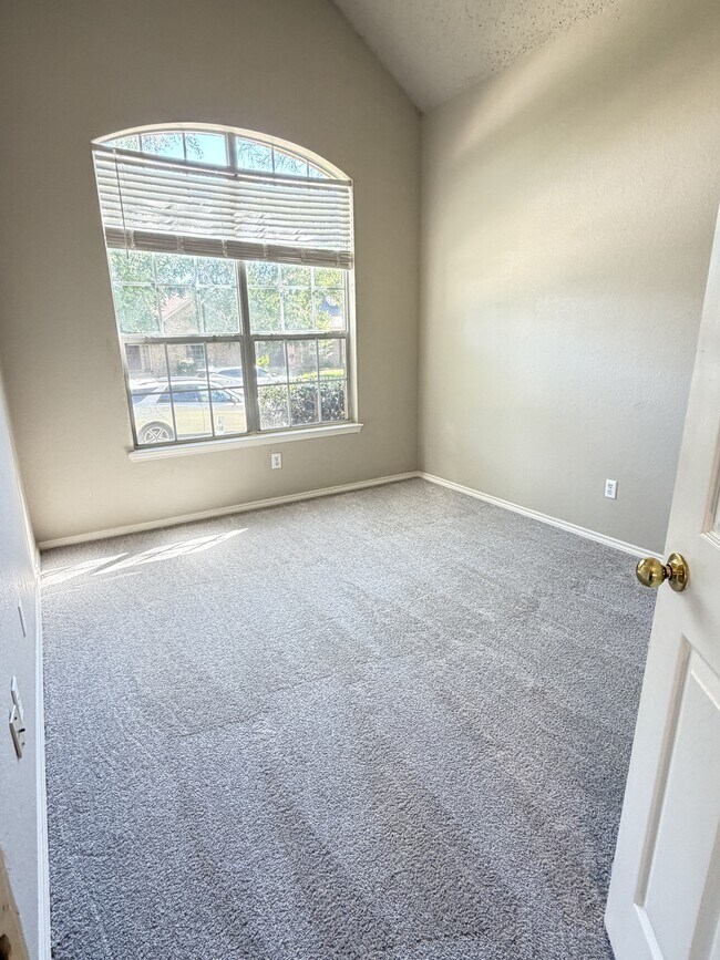 Building Photo - 2040 Camelot Dr