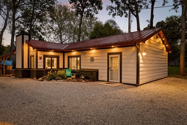 Building Photo - 6220 Wahpihani Dr