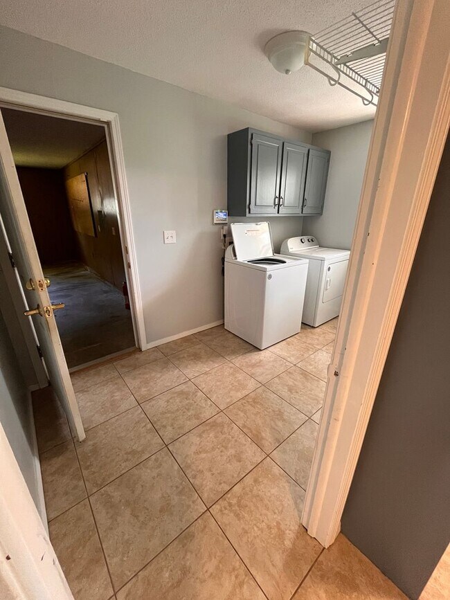 Building Photo - 3-Bed, 2-bath Luxury Southern Hills Designer Home!