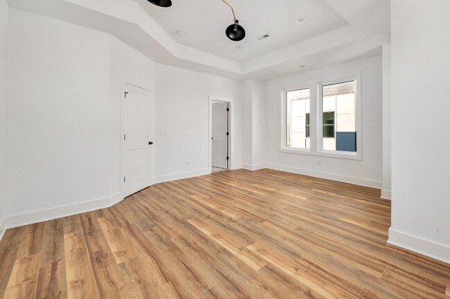 Building Photo - 107 E 9th St