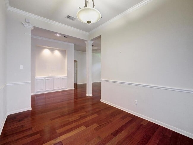 Building Photo - 17913 Niagara Falls Terrace