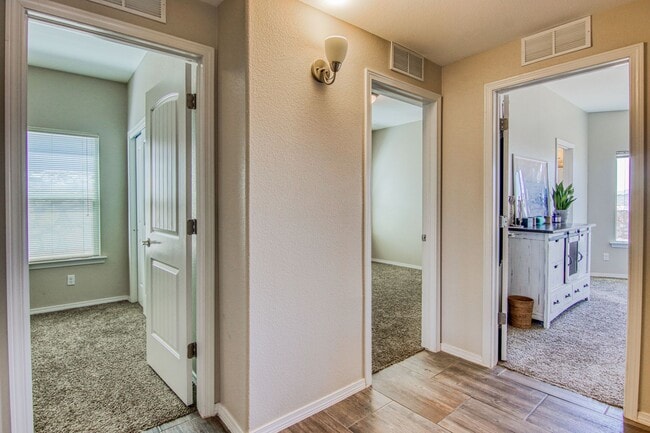 Building Photo - Beautiful Modern & Contemporary House 3 beds-2 baths in 79932