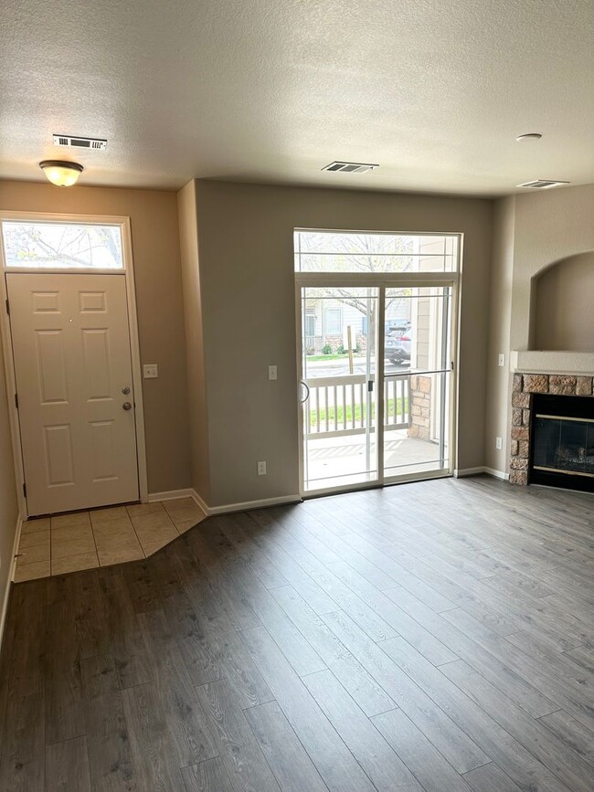 Building Photo - Mountain View Condo