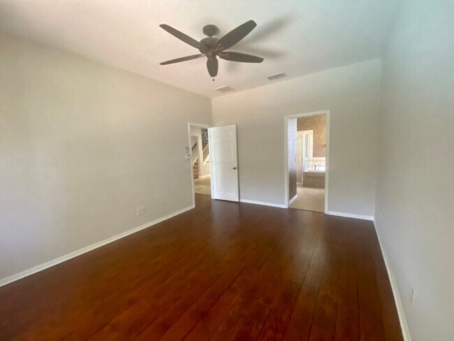 Building Photo - 5 BEDROOM HOUSE WITH PRIVATE POOL AND LAKE...
