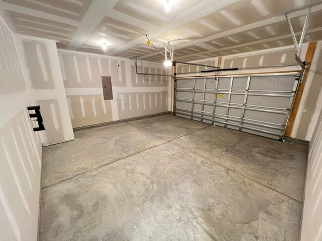 Building Photo - LIKE NEW 4 Bedroom Home w/ Ground Floor Be...