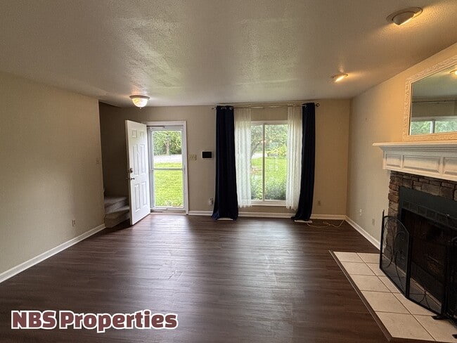 Building Photo - 7404 Foxglove Ln