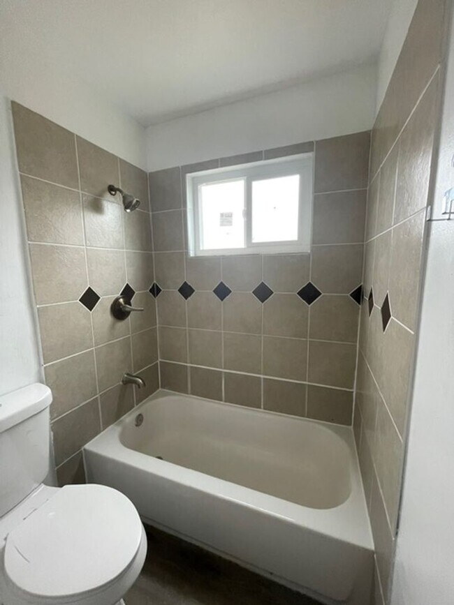 Building Photo - 2-Bedroom, 1-Bath Duet in Union City