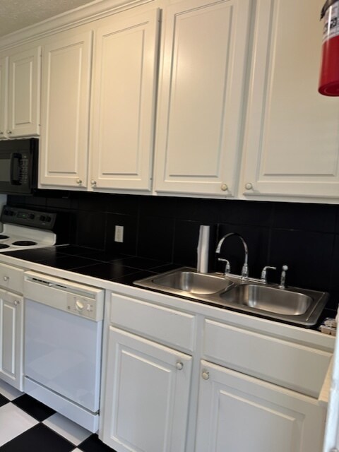 Kitchen - 3321 Drummond St