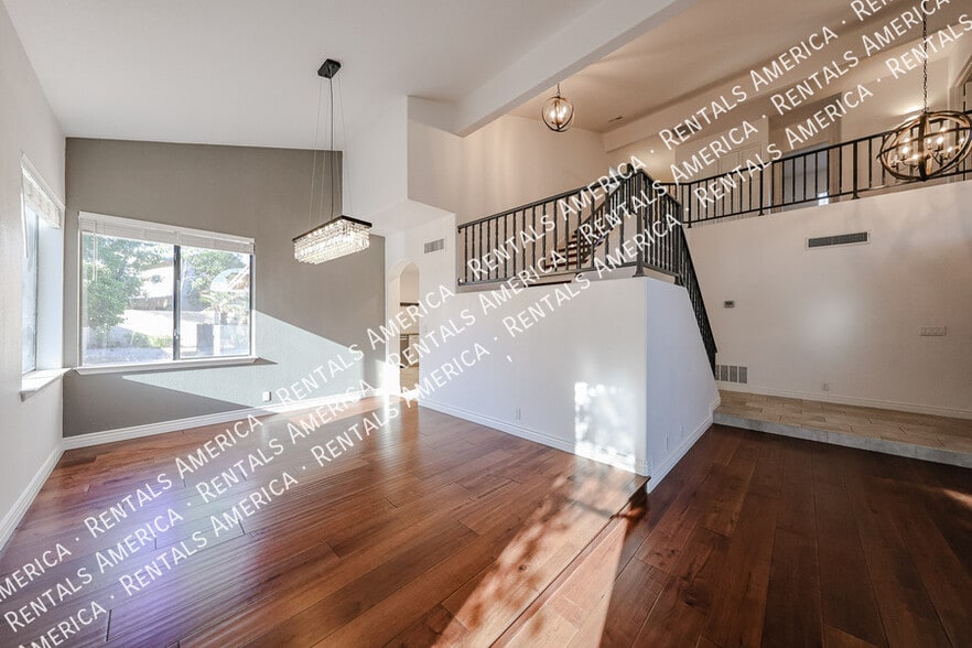 Building Photo - 5444 E Grovers Ave