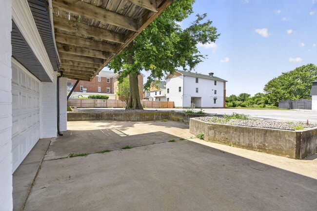 Building Photo - 1030 E Elm St