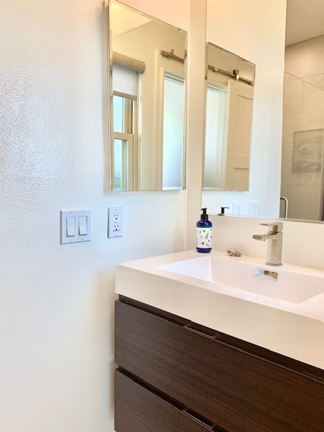 Building Photo - Beautiful Coastal Rental in Oxnard | 2 Bed...