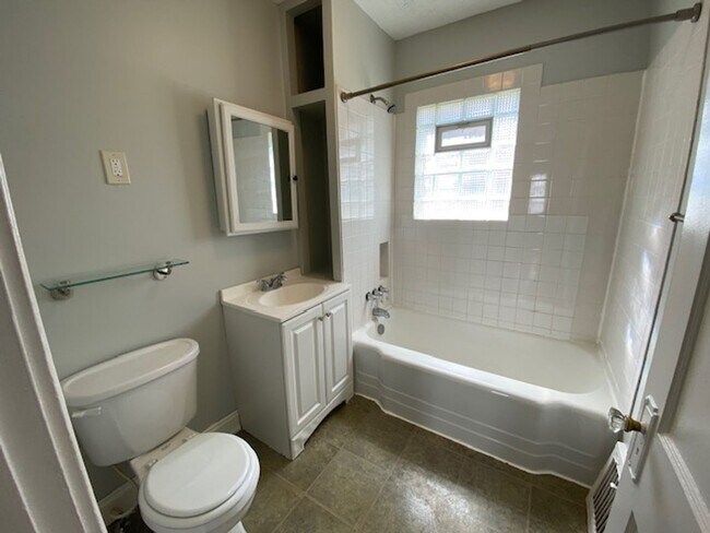 Building Photo - Sunny North Hill Bungalow • Hardwood Floor...