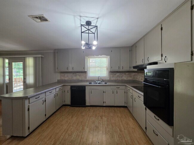 Building Photo - 402 Park Ln E