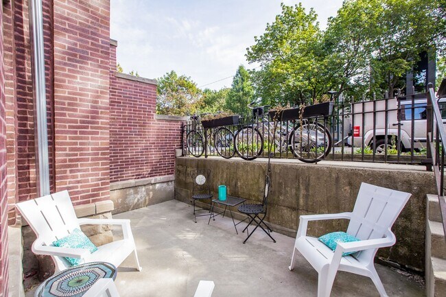 Building Photo - Beautiful 4bed/2bath GARDEN unit in Bucktown! Central Air! In-Unit Laundry!