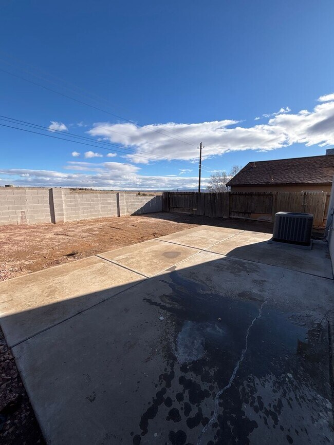 Building Photo - 5 Bedroom House