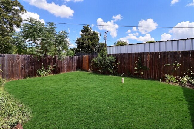 Building Photo - 4 Bedrooms and a Bonus Room + Move In Ready Package with Washer, Dryer and Refrigerator
