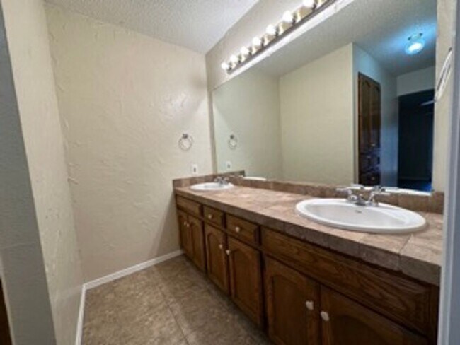 Building Photo - 5812 Falcon Crest Dr 76017