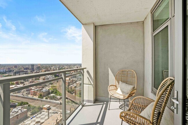 Building Photo - 539 W Kinzie St