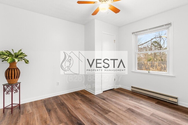 Building Photo - 220 Meredith Lp