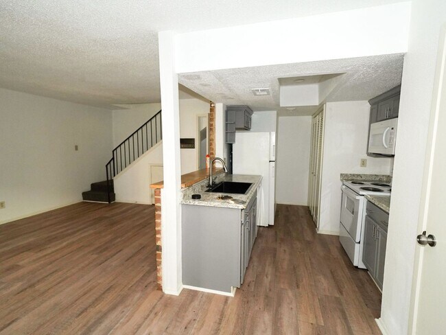 Building Photo - 2 BR 1 BA rental