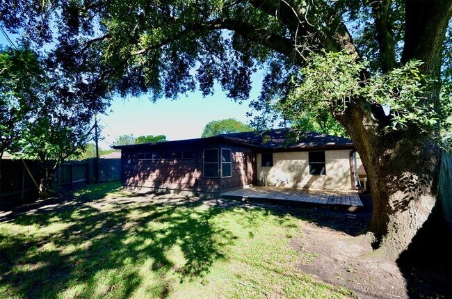 Building Photo - 6229 Tanager St