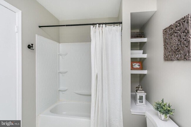 Building Photo - 553 McManus Way