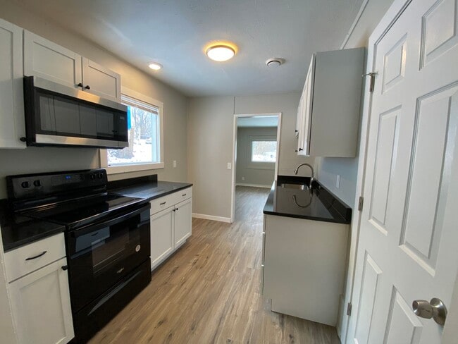 Building Photo - Charming 2 Bed 1 Bath