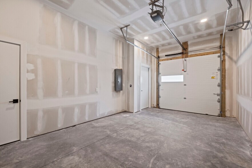 Building Photo - 3009 N Oak Trafficway