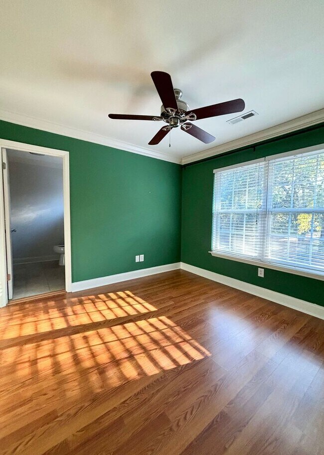 Building Photo - Available 1/10. Beautiful 3BR/3 BA Townhome Available in the Heart of Mt Pleasant!