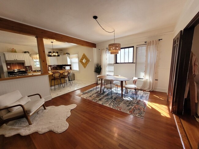 Building Photo - Charming 2 Bed/1 Bath Bungalow Style Home ...