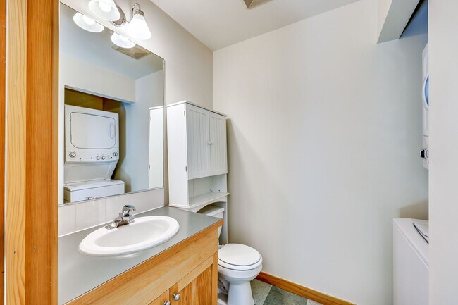 Building Photo - August Rent 50% Off  - Courtyards Condominium unit in Town