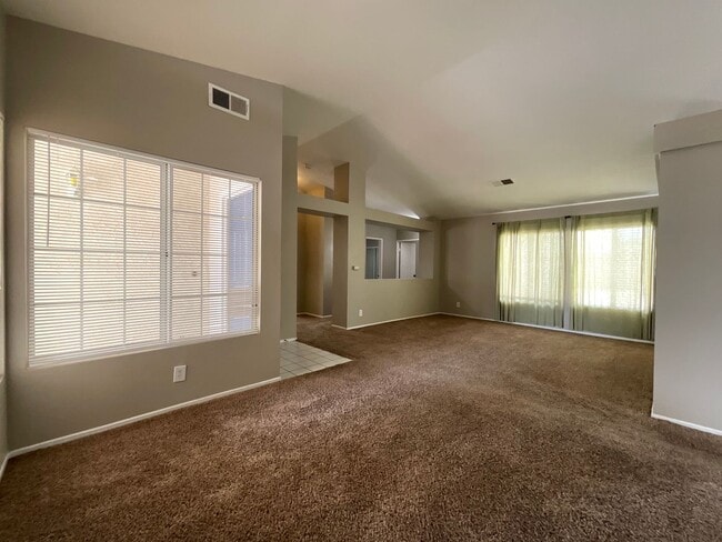 Building Photo - Single story Rosamond Home