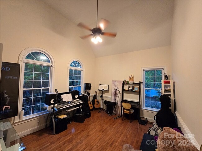 Building Photo - 409 Foxglove Ln