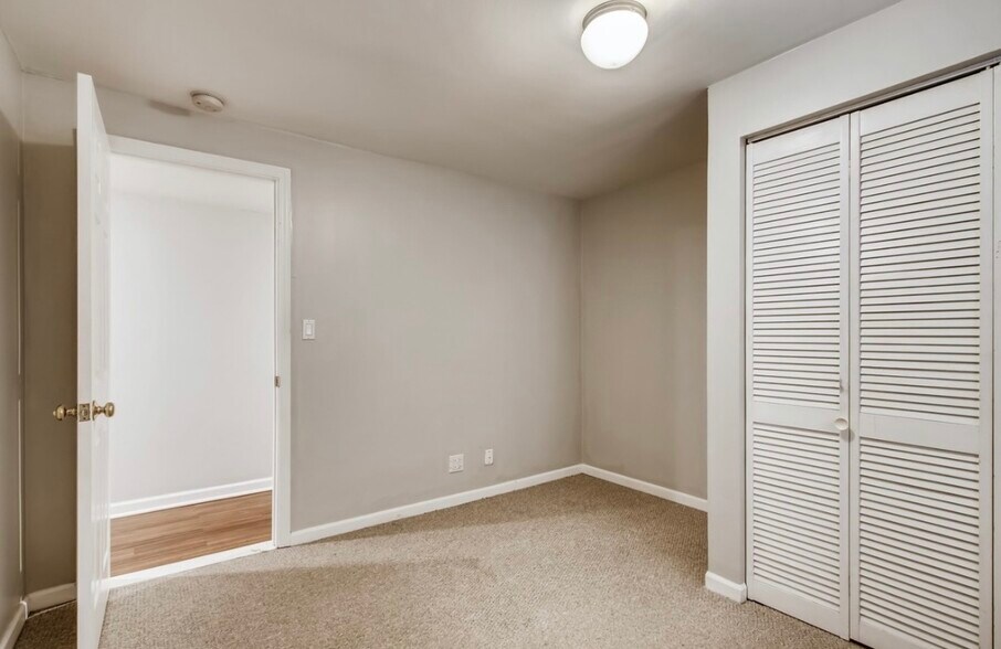 Building Photo - 722 S Oakley Blvd