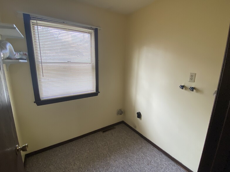 Laundry room with hook ups - 5 Oak Drive Cir