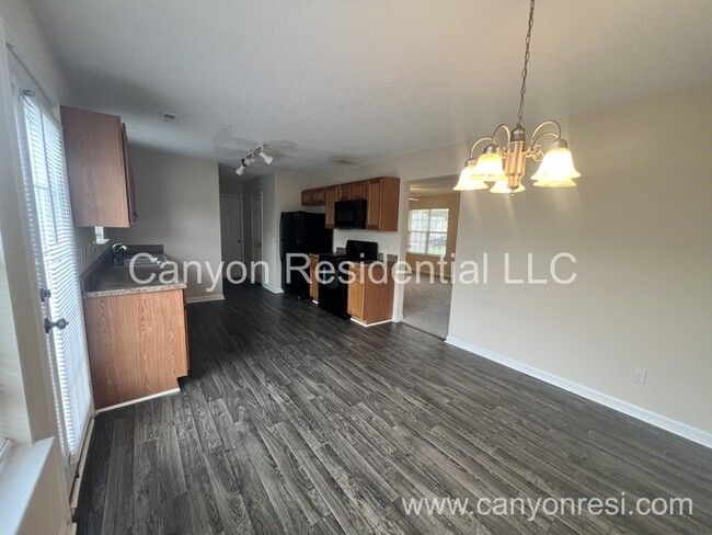 Building Photo - Beautiful 3b Room! Move in ready!