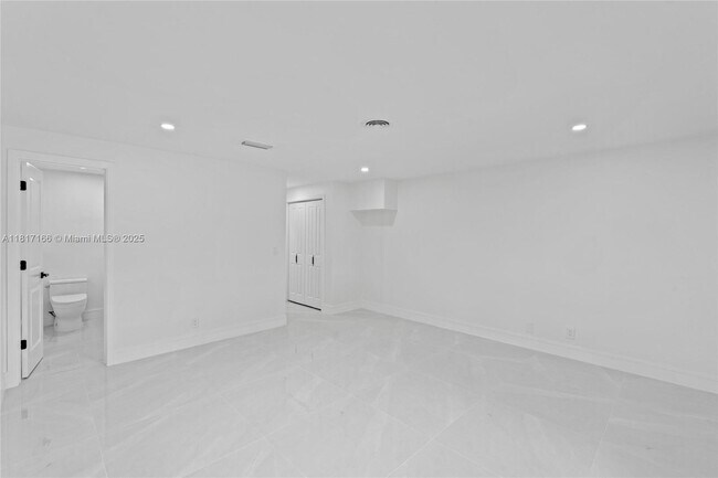 Building Photo - 719 SW 25th Ave