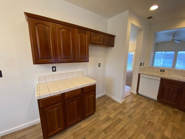 Building Photo - Cute Home in EGUSD