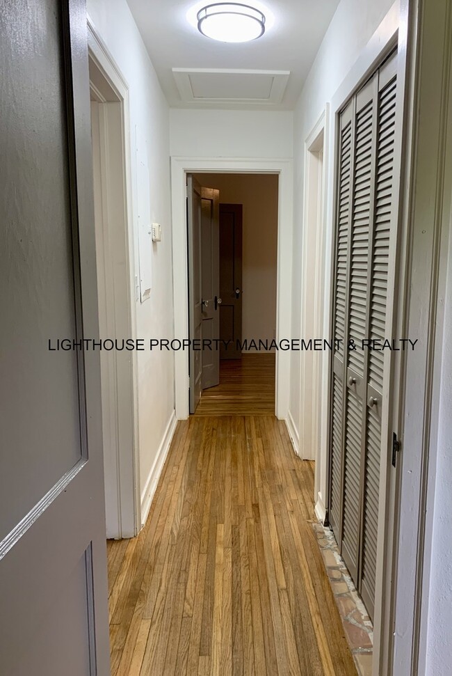Building Photo - Renovated 2 Bed/2 Bath Home! Fantastic Loc...