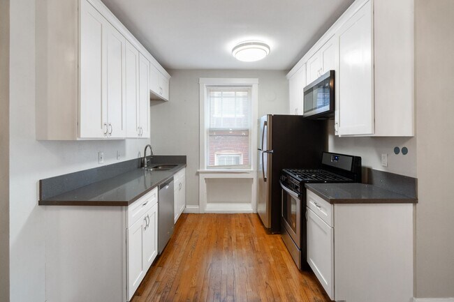 Building Photo - McDreamy 2BR w/ Balcony