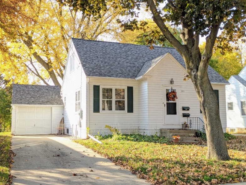 Building Photo - 1215 7th Ave SE