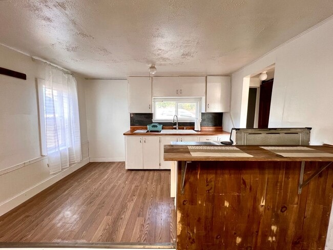 Building Photo - Non-Refundable & Security Deposit Total: $950.00