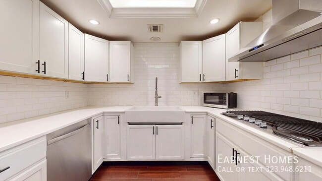 Building Photo - 7231 Balboa Blvd