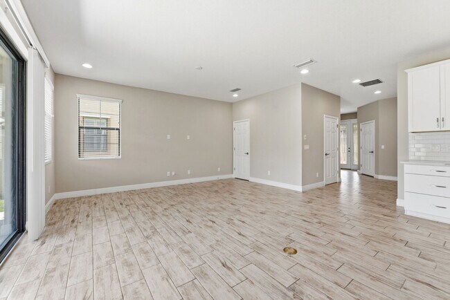 Building Photo - Absolutely Stunning 4 BR + LOFT + OFFICE/2.5 Bath/2 Car Garage home in Starkey Ranch!
