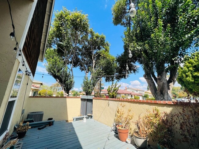 Building Photo - 2 bedroom/2 bath townhome in the heart of ...